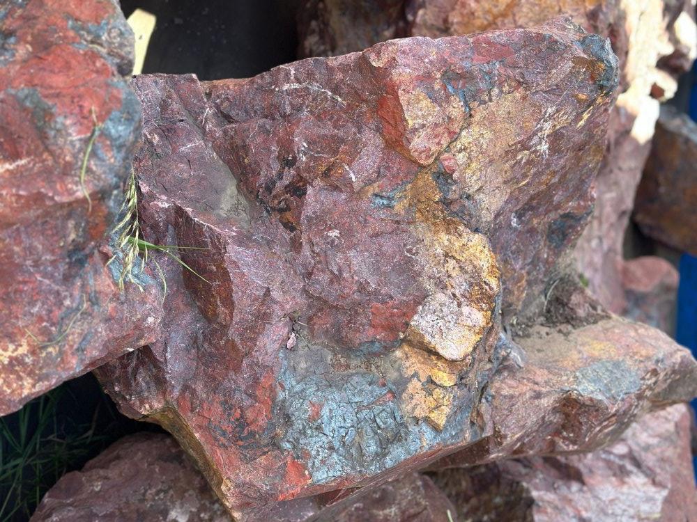 Камни для ландшафтного дизайна красно-фиолетовые 10-60 килограмм купить в Воскресенске