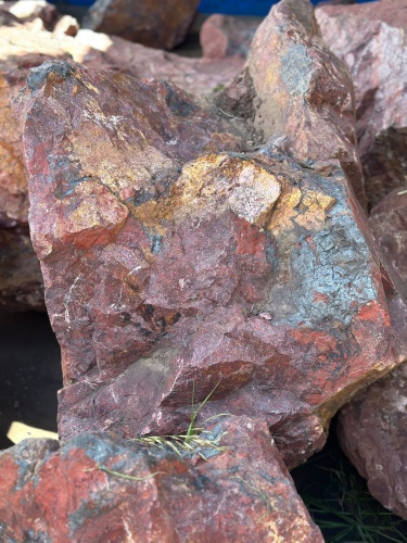 Камни для ландшафтного дизайна красно-фиолетовые 10-60 килограмм купить в Воскресенске