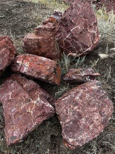 Ландшафтные глыбы красно-фиолетовые 200-1000 килограмм купить в Воскресенске