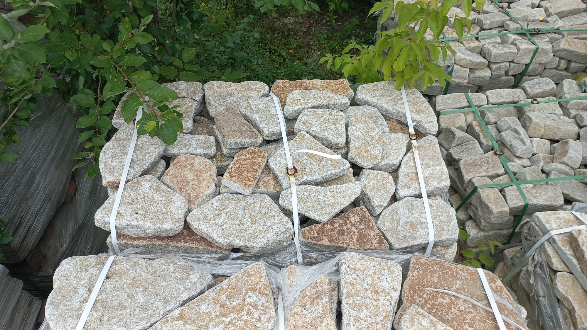 Плитняк галтованный гранитный для ландшафтного дизайна купить в Воскресенске