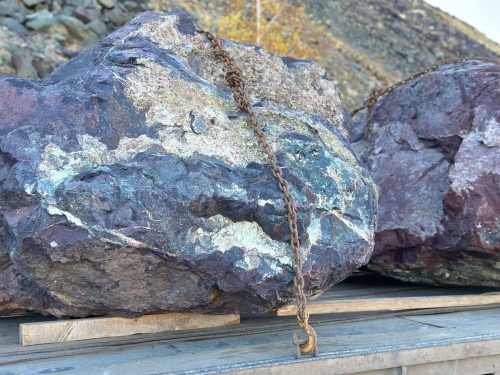 Огромные красно-фиолетовые валуны для ландшафтного дизайна весом более 5 тонн купить в Воскресенске