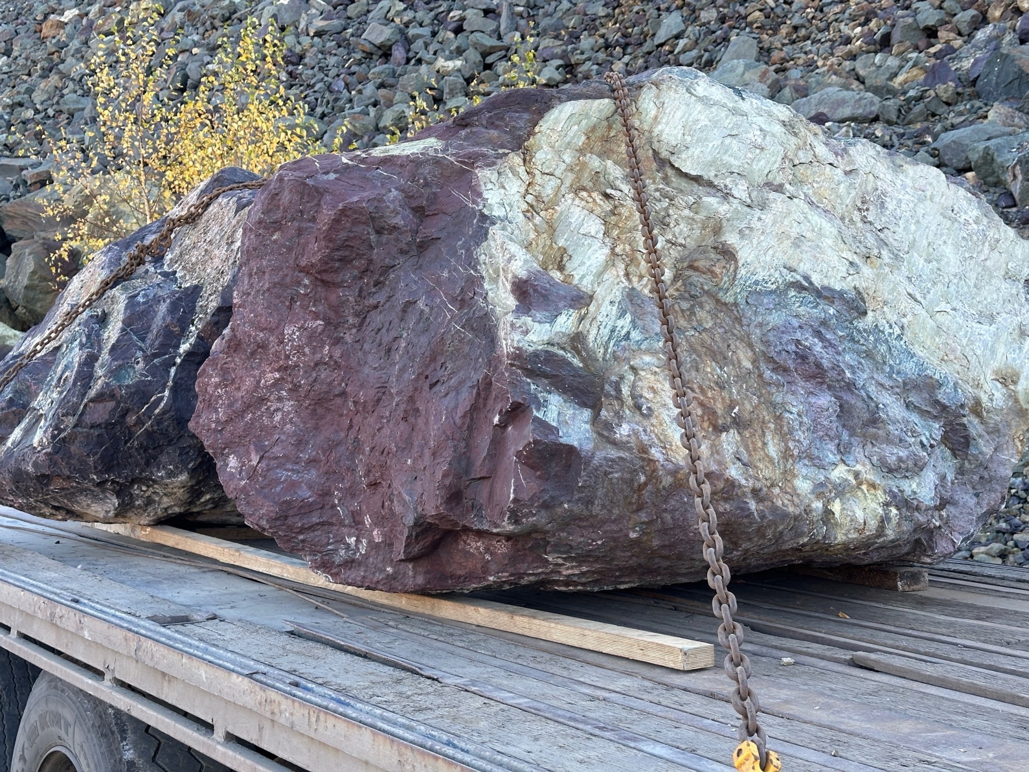 Огромные красно-фиолетовые валуны для ландшафтного дизайна весом более 5 тонн купить в Воскресенске