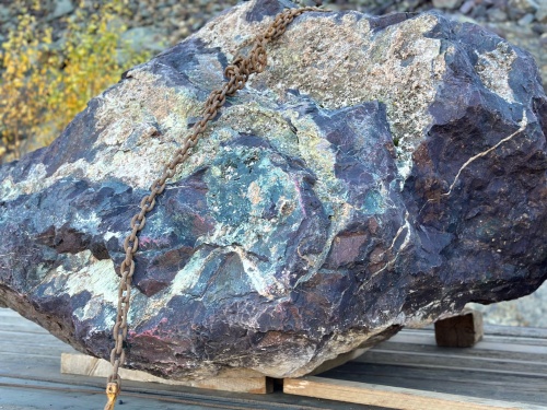 Огромные красно-фиолетовые валуны для ландшафтного дизайна весом более 5 тонн купить в Воскресенске