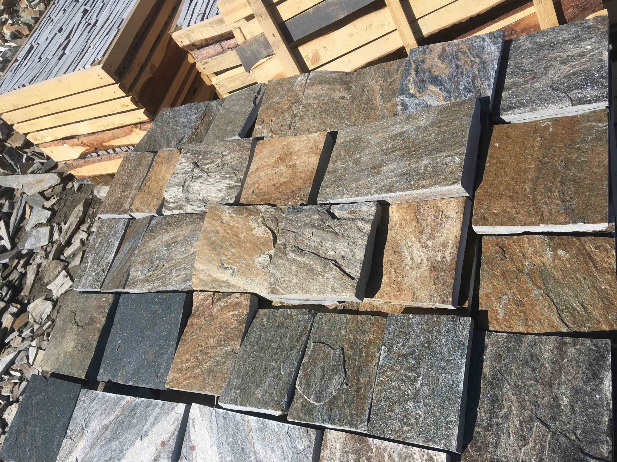 Плитка пилёная златолит Уральский для цоколя, отмостки купить в Воскресенске