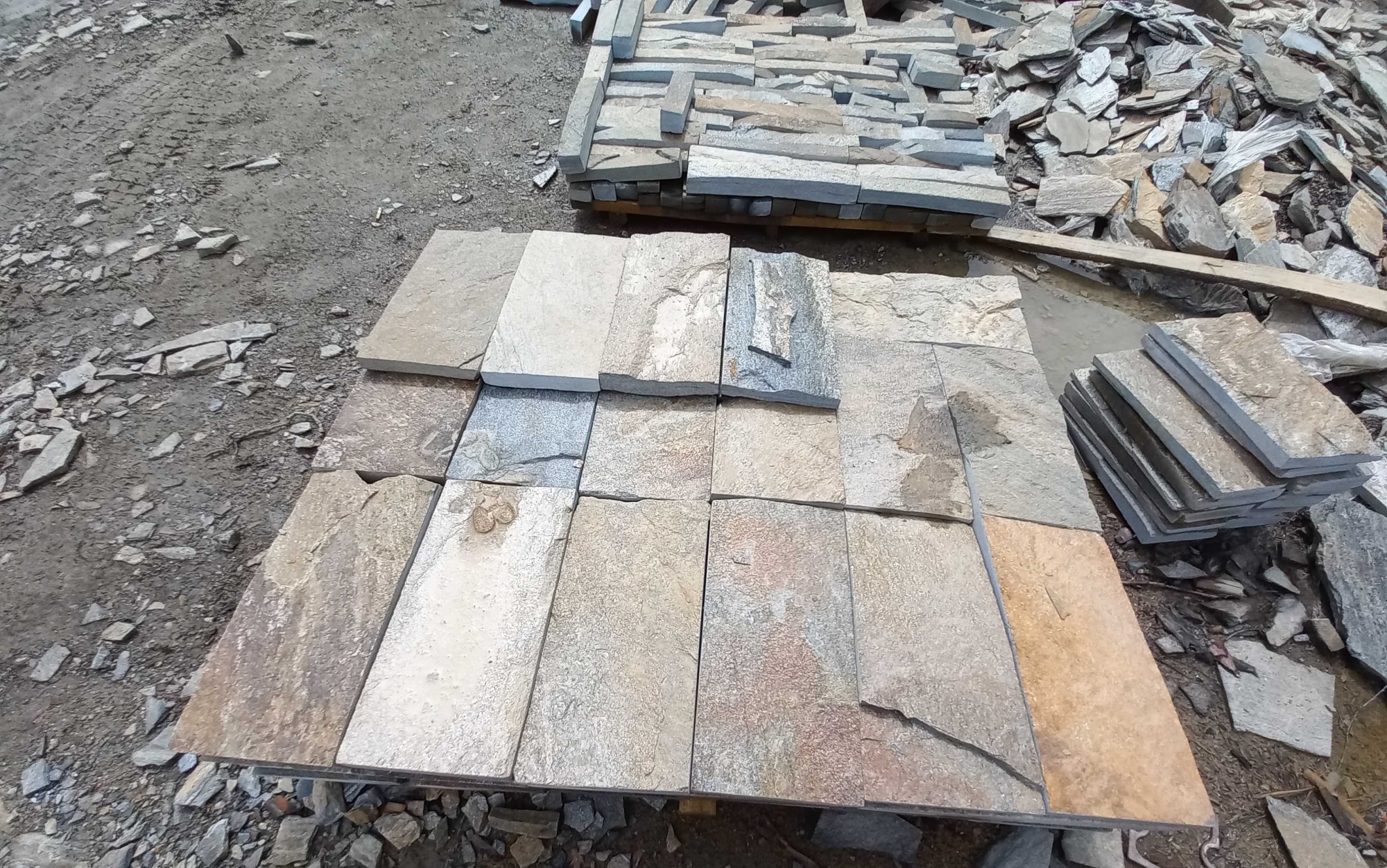 Плитка пилёная златолит Уральский для цоколя, отмостки купить в Воскресенске