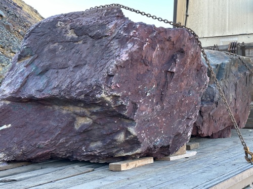 Огромные красно-фиолетовые валуны для ландшафтного дизайна весом более 5 тонн купить в Воскресенске