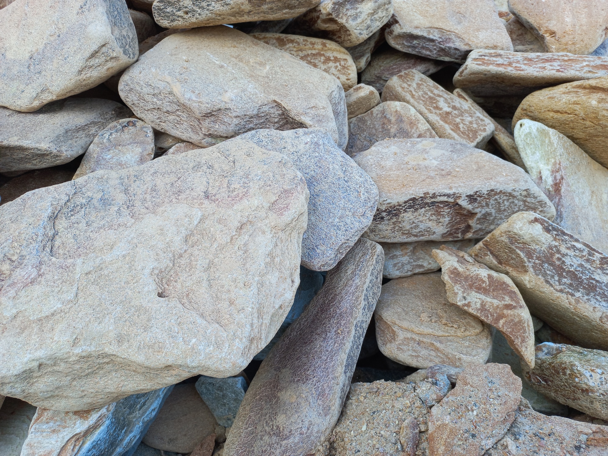 Златолит жёлтый, жёлто-зелёный глыбки и валуны для ланшафтного дизайна купить в Воскресенске