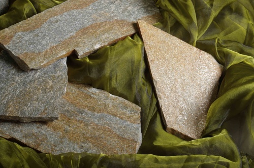 Плитняк златолит Уральский для цоколя, отмостки купить в Воскресенске